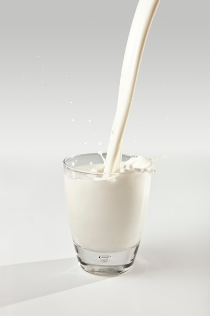 Éclaboussure de lait dans un verre.