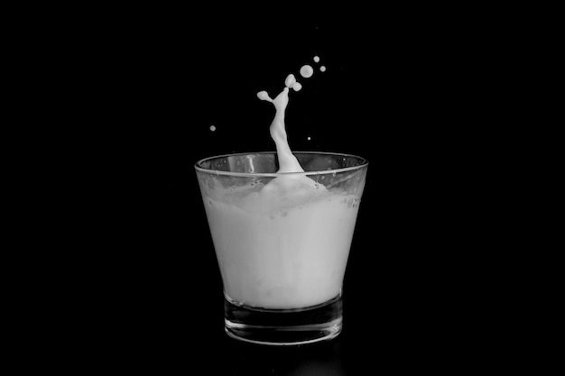 Éclaboussures de lait sur fond noir