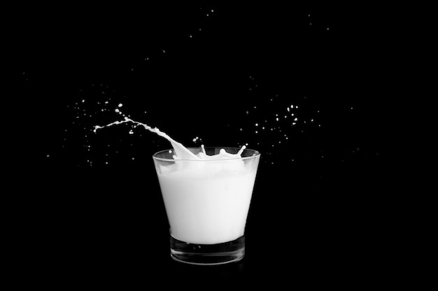 Éclaboussures de lait sur fond noir