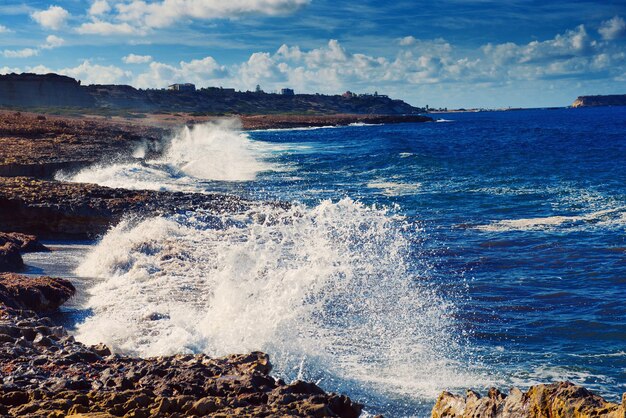 Éclaboussures de la mer sur les rochers