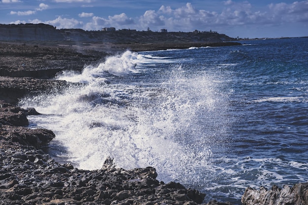 Éclaboussures de la mer sur les rochers