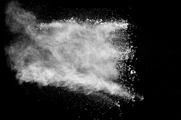 Éclaboussures de particules de poussière de couleur pastelExplosion de poudre colorée sur fond noir