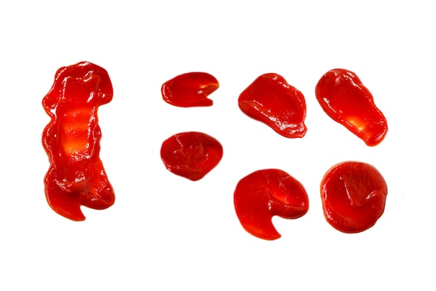 Éclaboussures de sauce rouge isolés sur fond blanc. Ketchup.