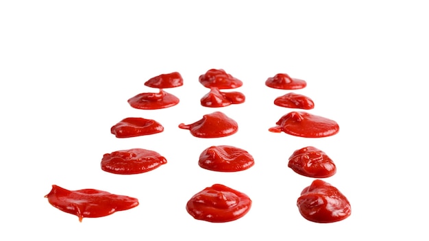 Éclaboussures de sauce rouge isolés sur fond blanc Ketchup