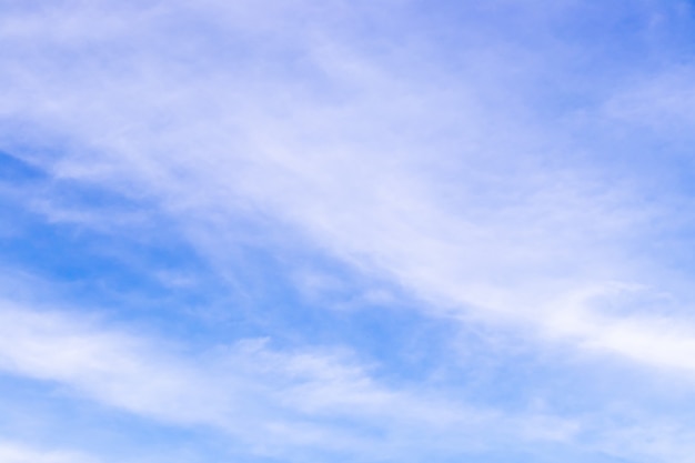 Clair ciel bleu avec fond de nuage blanc