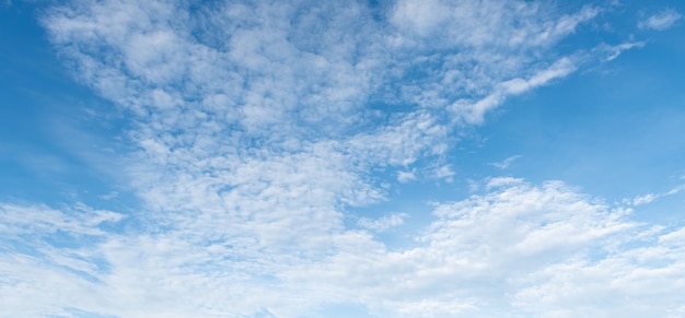 Clair ciel bleu avec fond de nuage blanc