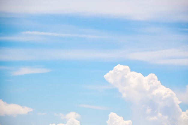 Clair ciel bleu avec nuage