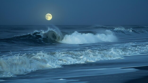 Le clair de lune argenté jetant une lueur douce sur les vagues qui s'écrasent contre les rives de sable créant