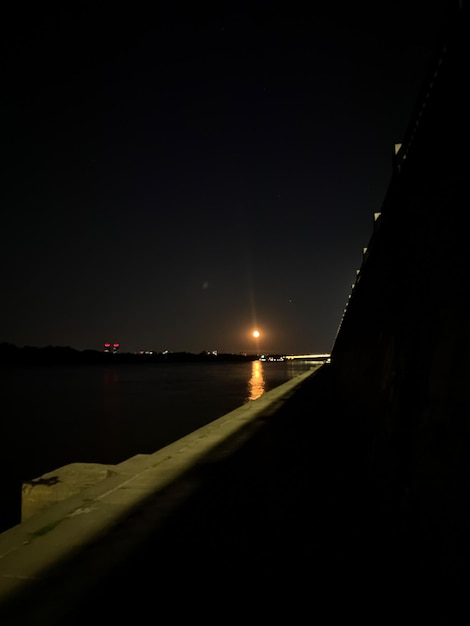 Photo le clair de lune sur l'eau près du pont.