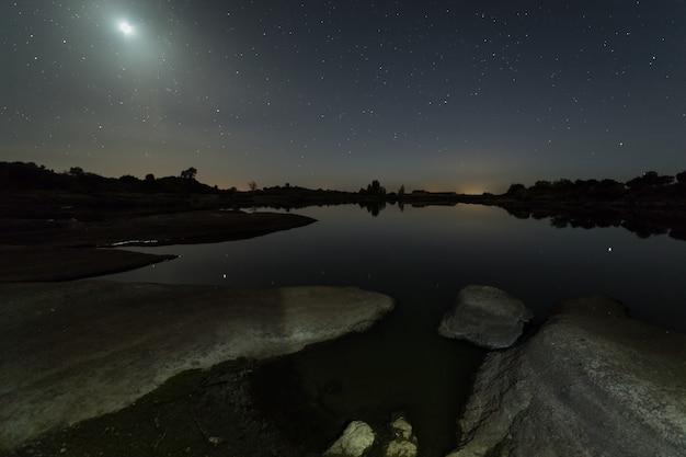 Clair de lune. Photographie de nuit dans la zone naturelle de Barruecos.