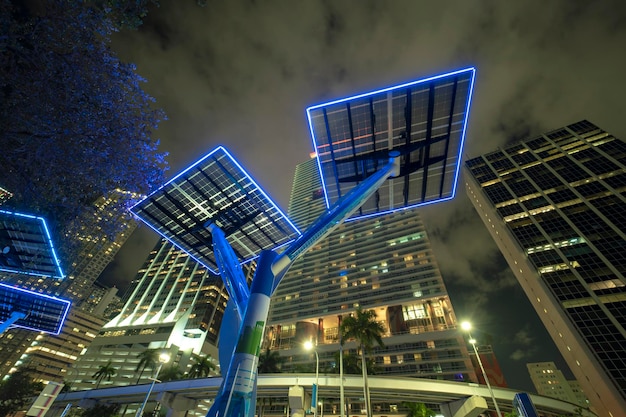 Éclairage au néon de la rue urbaine avec des panneaux solaires photovoltaïques pour l'alimentation des lampadaires et des caméras de surveillance Source d'énergie futuriste dans le centre-ville de Miami en Floride