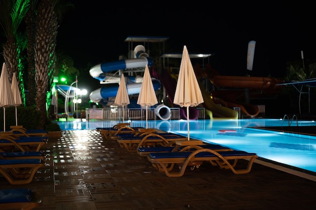 Éclairage nocturne de la piscine de l'hôtel