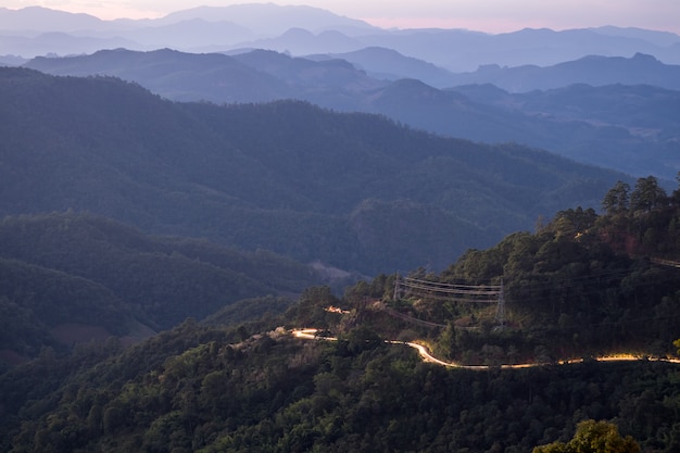 Éclairage routier sur les montagnes au crépuscule