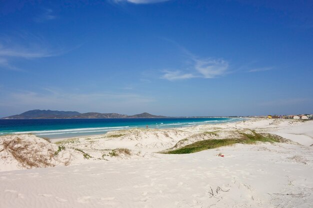 claire journée d'été à Praia do Forte à Cabo Frio, Rio de Janeiro, Brésil