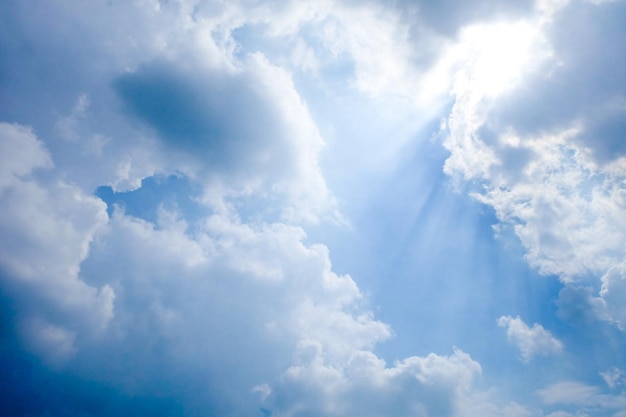 Clairement beau ciel bleu avec un nuage unique