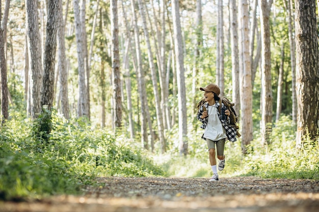 Éclaireuse courant dans les bois