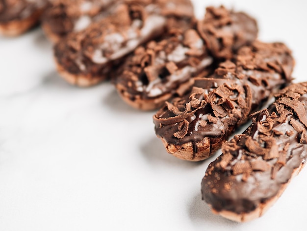 Éclairs au chocolat sains copiez l'espace restant