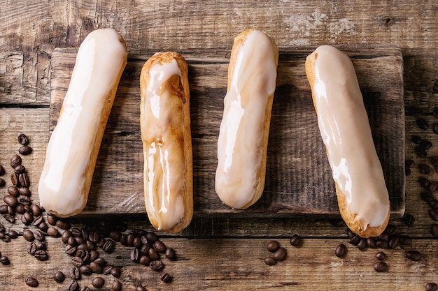 Éclairs de café sur bois