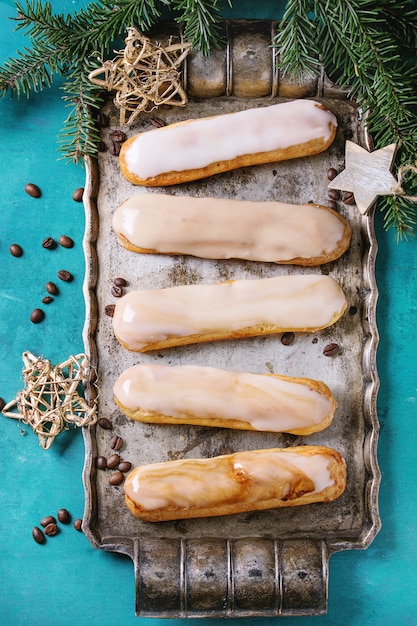 Éclairs à café avec décor de Noël