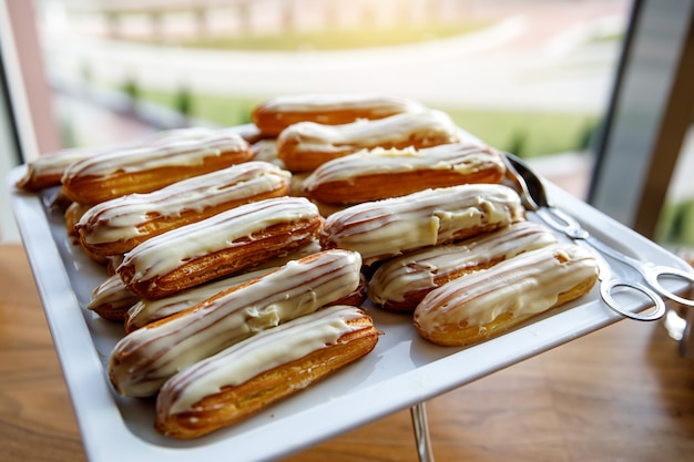 Éclairs coulés au chocolat blanc sur la restauration