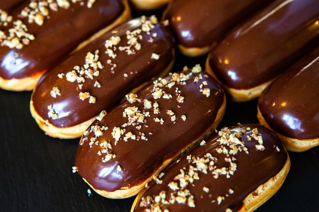 Éclairs français traditionnels au chocolat