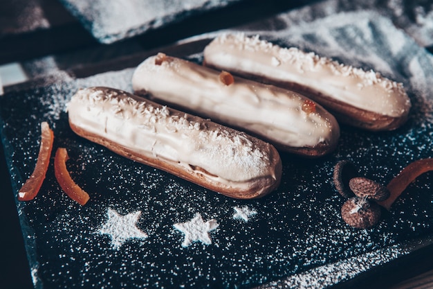 Éclairs français traditionnels au chocolat