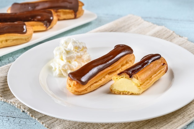 Éclairs avec garniture au chocolat sur assiette de service