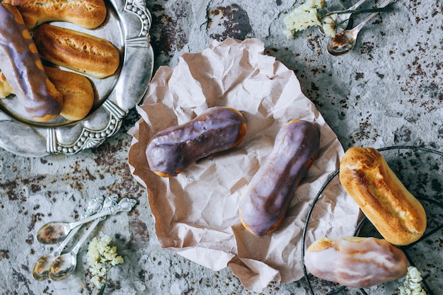 Éclairs maison en émail coloré sur un fond de béton métallique