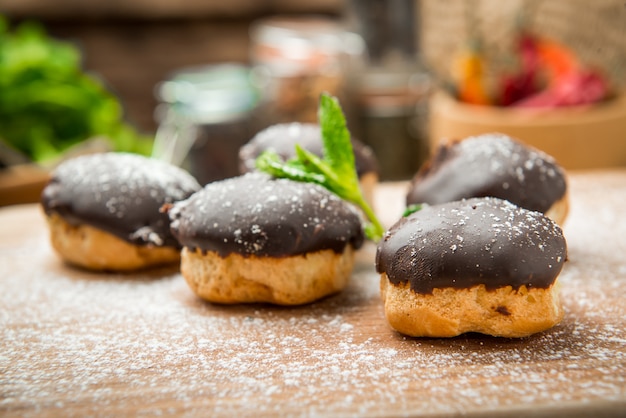 Éclairs savoureux sur table en bois