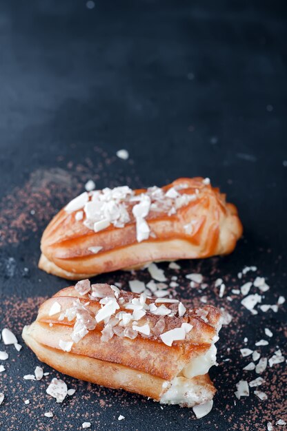 Éclairs savoureux sur la table