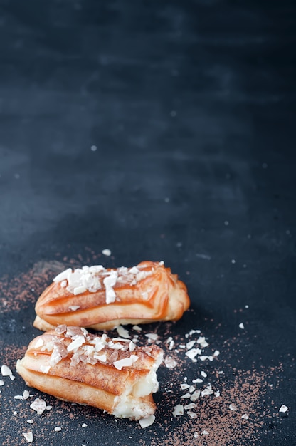 Éclairs savoureux sur la table