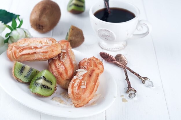 Éclairs savoureux sur la table