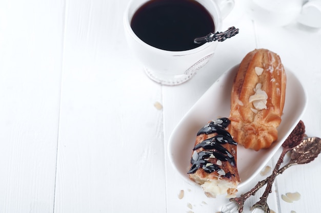 Éclairs savoureux sur la table