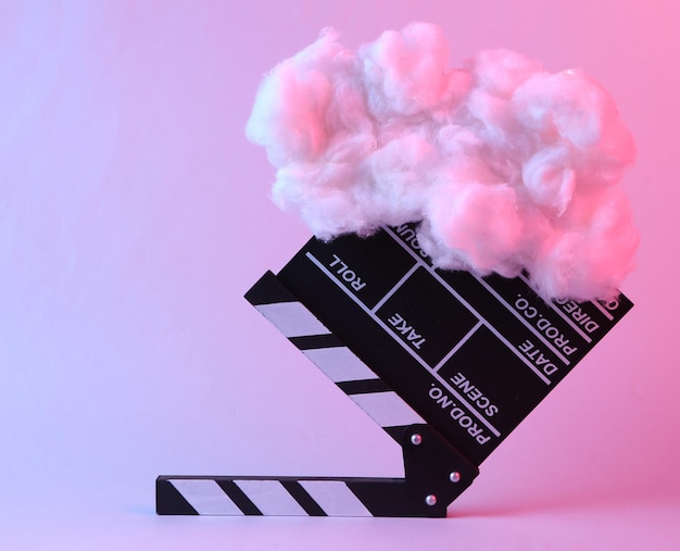 Clap de film avec nuage moelleux flottant dans un néon bleu rose Concept art Idée minimaliste