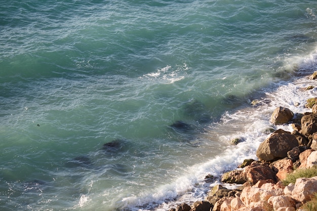 Le clapotis des vagues sur les gros rochers côtiers. Calme, détente, concept de vacances