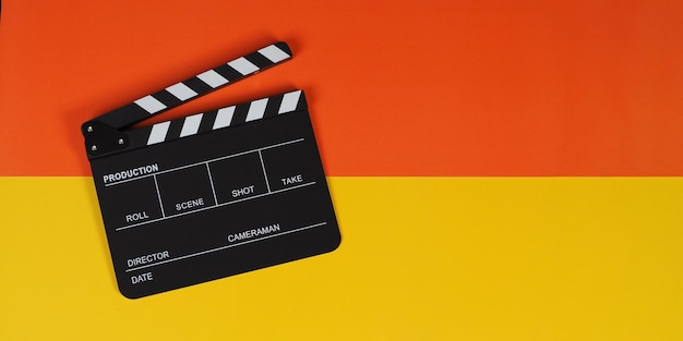 Clapper board ou ardoise de film sur fond jaune et orange