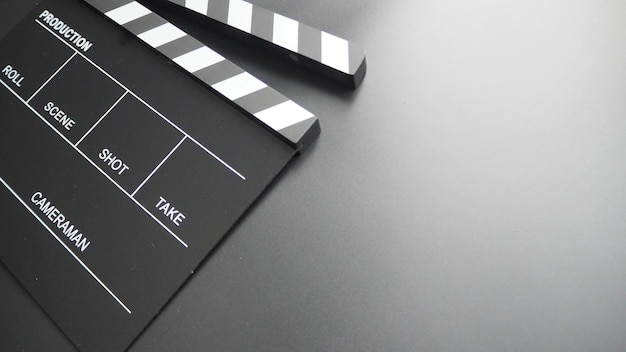 Clapper board ou ardoise de film utilisée dans la production vidéo ou l'industrie du cinéma et du cinéma C'est la couleur noire