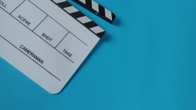 Photo clapperboard ou ardoise de film sur fond rouge utilisation dans la production vidéo et l'industrie cinématographique