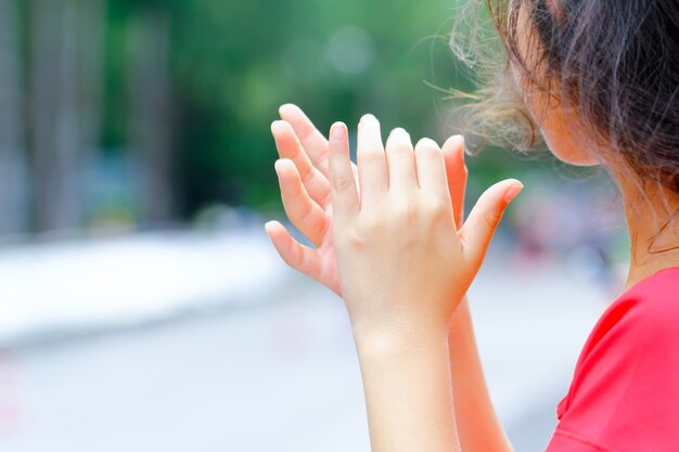 Clapping Young Girl par les supporters pour atteindre la ligne d&#39;arrivée d&#39;une course à pied