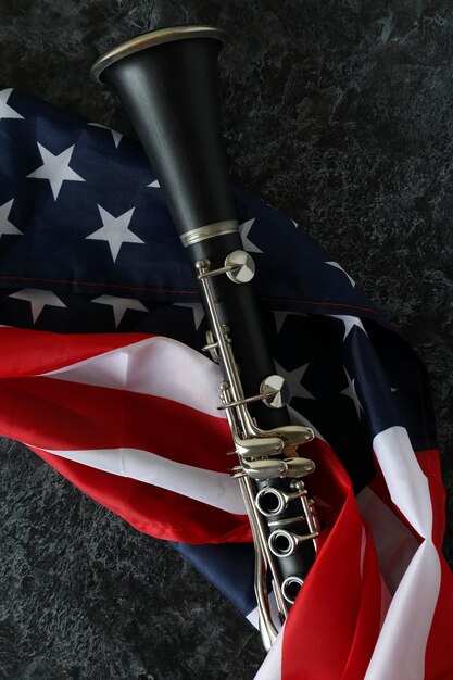 Clarinette et drapeau américain sur fond smokey noir