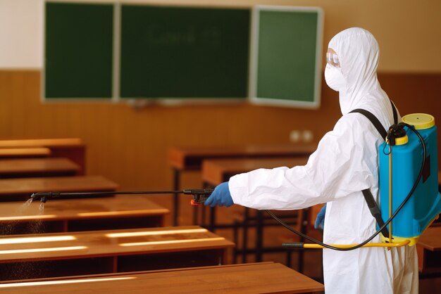 Classe d'école de nettoyage et de désinfection pour prévenir le COVID-19.