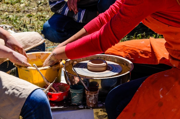 Classe de maître de poterie sur la foire de rue