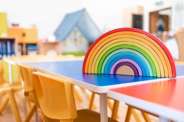 Classe de maternelle colorée sans jouet de chaise de bureau d'éducation scolaire pour enfants et décoration sur le mur de fond
