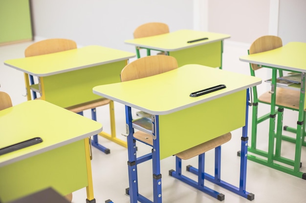 Classe scolaire avec des bureaux et des tableaux noirs au lycée ukrainien