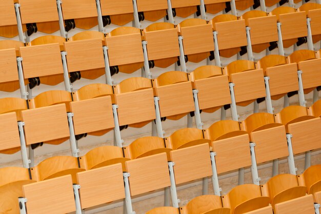 Classe vide avec des chaises en bois