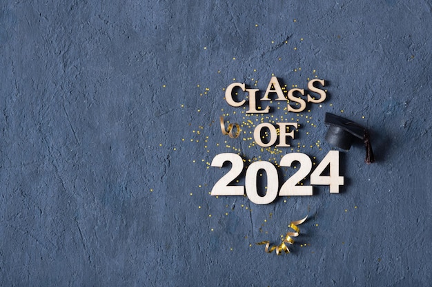 Photo classement de 2024 concept numéro 2024 avec capuchon gradué et confetti vue supérieure