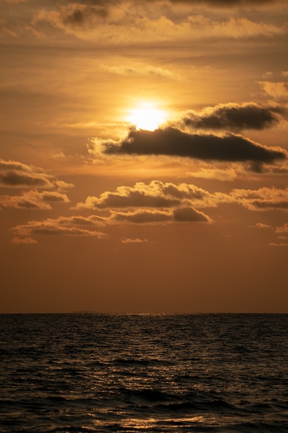 Classique magnifique crépuscule romantique et coucher de soleil incroyable sur la plage de Chantaburi - à l'est de la Thaïlande.