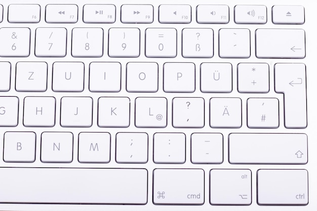 Clavier En Aluminium Blanc En Gros Plan. Technologie Et Communication