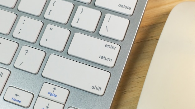 Clavier argenté sur table en bois posé à plat