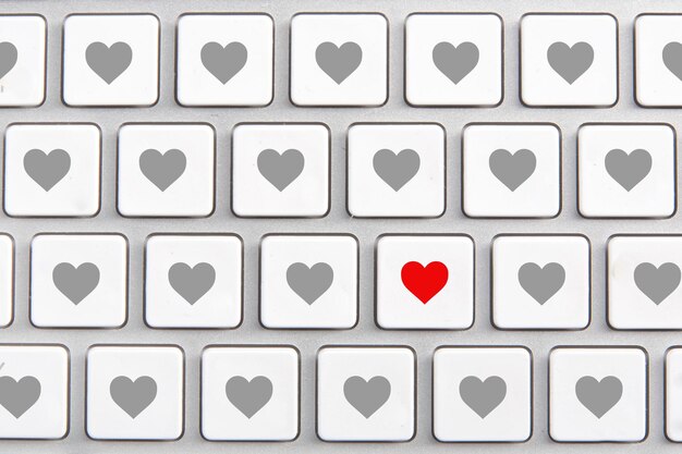 Clavier blanc avec une icône de coeur rouge sur les boutons